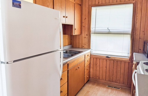 Buckingham Cabin | Oak Lodge - Sleeps up to 6 - Full Kitchen & Pet Friendly