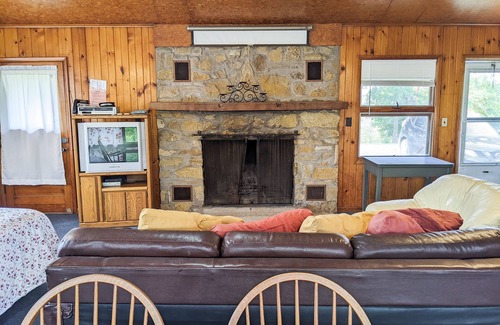 Buckingham Cabin | Oak Lodge - Sleeps up to 6 - Full Kitchen & Pet Friendly