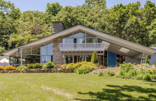 Torrington House | Oak Manor, a luxurious property on 6,6 acres.