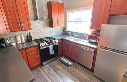Oakland Ave - Harrison St Apartment | Oak Manor | Stylish 2BR Apartment – Walk to Shops & Dining | Free Parking