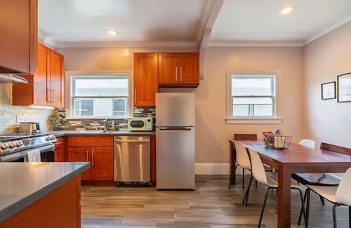 Oakland Ave - Harrison St Apartment | Oak Manor | Stylish 2BR Apartment – Walk to Shops & Dining | Free Parking