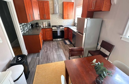 Oakland Ave - Harrison St Apartment | Oak Manor | Stylish 2BR Apartment – Walk to Shops & Dining | Free Parking
