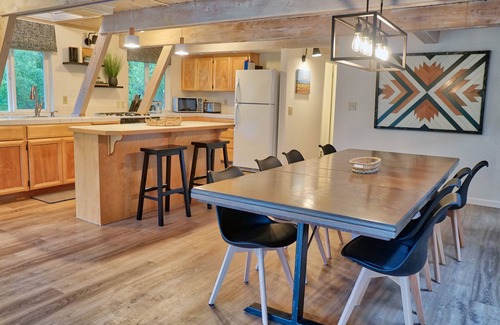 Montague House | Oak Paddle Lodge - Copco Lake A-Frame Cabin Getaway with Boat Dock and Kayaks