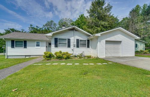 Oak Ridge House | Oak Ridge Retreat with Porch Less Than 1 Mi to Downtown