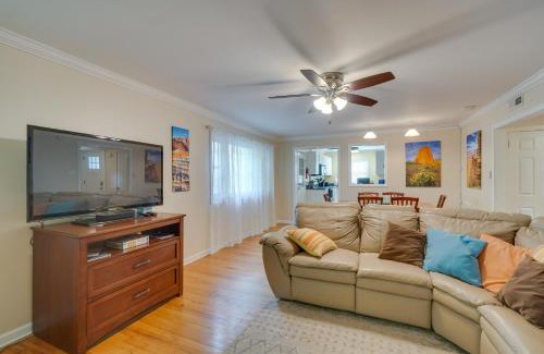 Oak Ridge House | Oak Ridge Retreat with Porch Less Than 1 Mi to Downtown