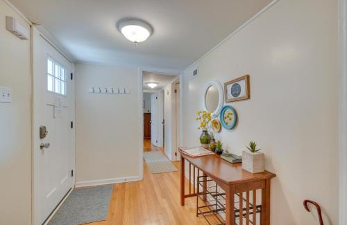 Oak Ridge House | Oak Ridge Retreat with Porch Less Than 1 Mi to Downtown