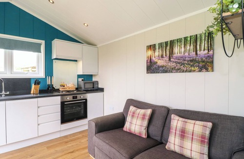 Swadlincote Cottage | OAK, romantic, luxury holiday cottage, with hot tub in Donisthorpe