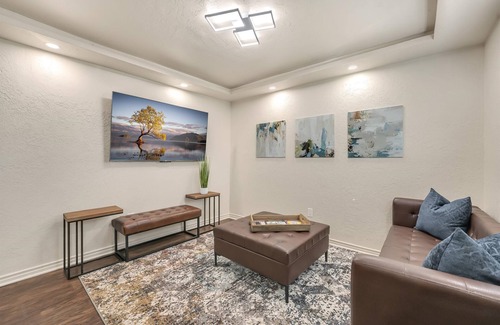 Lawton Apartment | Oak's Beautiful Contemporary Suite #03