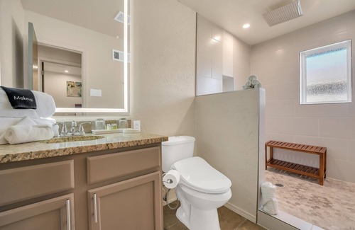 Lawton Apartment | Oak's Beautiful Contemporary Suite #03