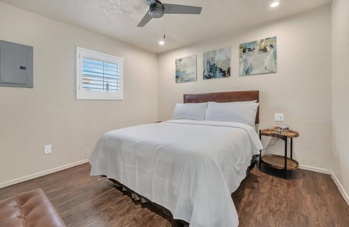 Lawton Apartment | Oak's Beautiful Contemporary Suite #03