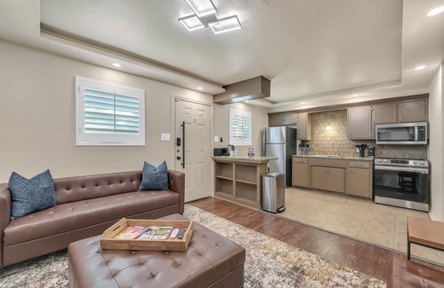 Lawton Apartment | Oak's Beautiful Contemporary Suite #11