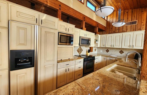 Rochester House | Oak Savanna/A one of a kind retreat 7 miles to Mayo Clinic, 5 bedroom, 3 bath
