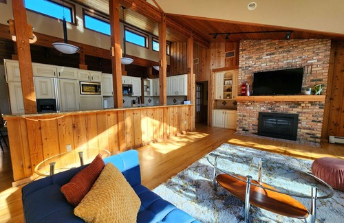 Rochester House | Oak Savanna/A one of a kind retreat 7 miles to Mayo Clinic, 5 bedroom, 3 bath
