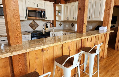 Rochester House | Oak Savanna/A one of a kind retreat 7 miles to Mayo Clinic, 5 bedroom, 3 bath