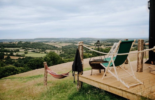 Saint Blazey Apartment | Oak Shepherds Hut, Wiveliscombe