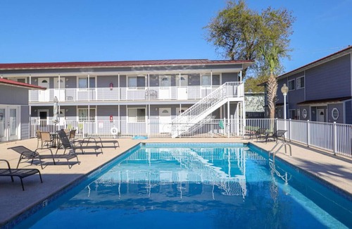 Biloxi Apartment | Oak Shores Getaway Unit F103