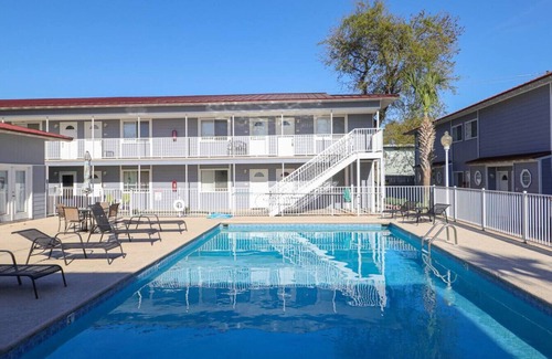 Biloxi Apartment | Oak Shores Getaway Unit F103