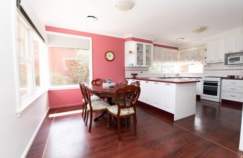 Bletchington House | Oak St - Perfect Home Away From Home, Close to CBD