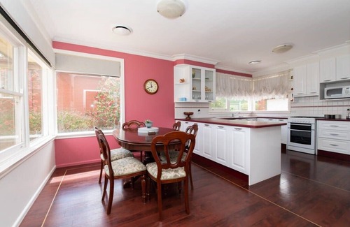 Bletchington House | Oak St - Perfect Home Away From Home, Close to CBD