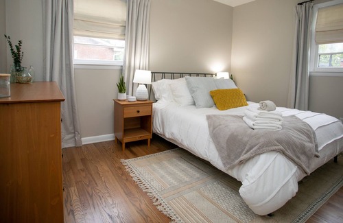 Lowell House | Oak Street Retreat- 20 min to CLT- convenient & comfortable