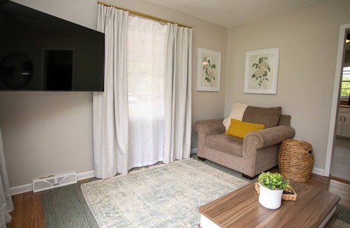Lowell House | Oak Street Retreat- 20 min to CLT- convenient & comfortable
