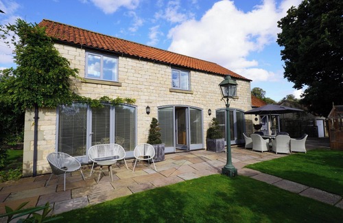 Thornton Dale Cottage | OAK TREE BARN, pet friendly, with open fire in Thornton-Le-Dale