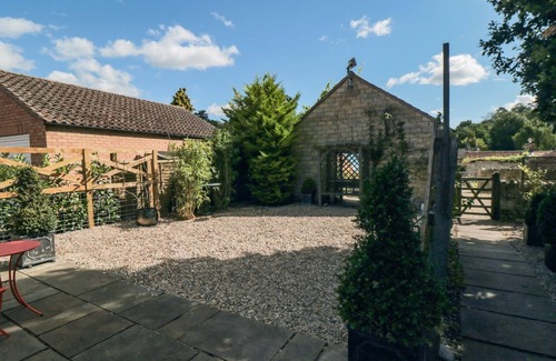 Thornton Dale Cottage | OAK TREE BARN, pet friendly, with open fire in Thornton-Le-Dale