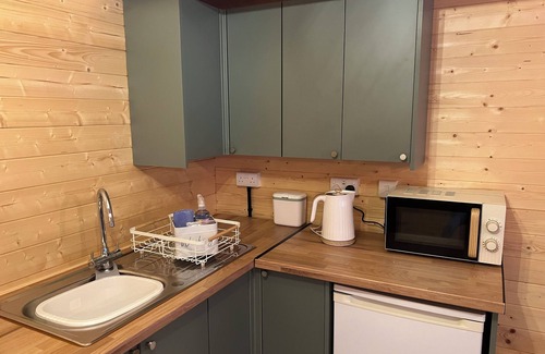 Caldicot Cabin | Oak Tree Cabin, A cozy cabin in charming Caerwent with WiFi access,