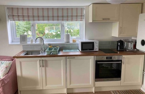 Piltdown Cottage | Oak Tree Cottage is a charming and peaceful cottage with countryside views.