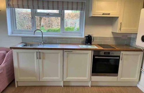 Piltdown Cottage | Oak Tree Cottage is a charming and peaceful cottage with countryside views.