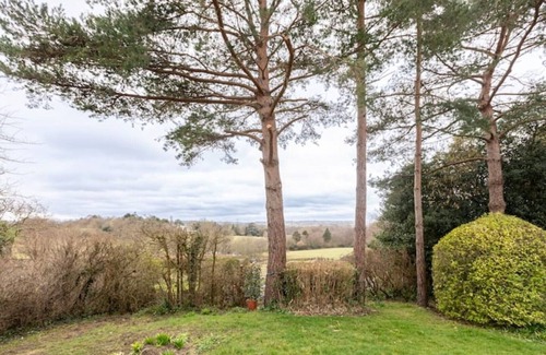 Piltdown Cottage | Oak Tree Cottage is a charming and peaceful cottage with countryside views.