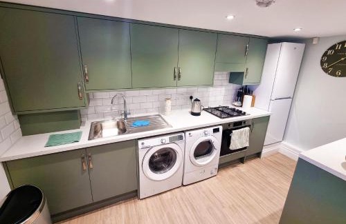 Copthorne Apartment | Oak Tree Cottage near Gatwick Airport