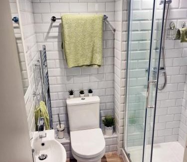 Copthorne Apartment | Oak Tree Cottage near Gatwick Airport