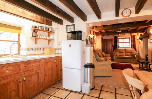 Crich Cottage | OAK TREE COTTAGE, pet friendly, with a garden in Cromford