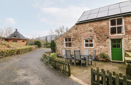 Crich Cottage | OAK TREE COTTAGE, pet friendly, with a garden in Cromford