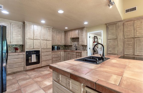 Waco House | Oak Tree Manor w/Pool