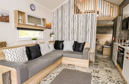 Llandrindod Wells Cottage | OAK TREE VIEW, with hot tub in Rhayader