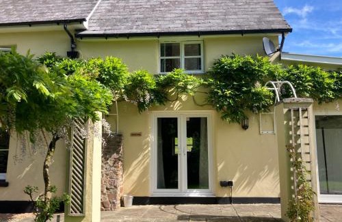 Broadwoodkelly Apartment | Oak View, rural home in Devon with Indoor Pool