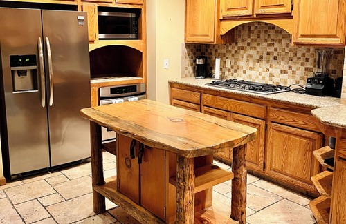 Oakhurst House | Oakhurst mountain oasis near Yosemite and bass lake. Large pool and hot tub.