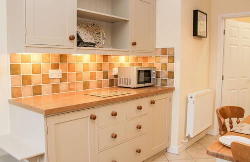 Diddlebury Cottage | OAKLAND COTTAGE, family friendly, with a garden in Craven Arms