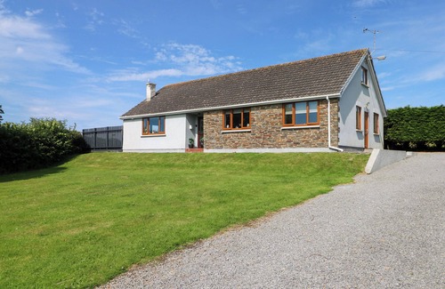 Wiseman's Bridge Cottage | OAKLAND COTTAGE, pet friendly, with a garden in Saundersfoot