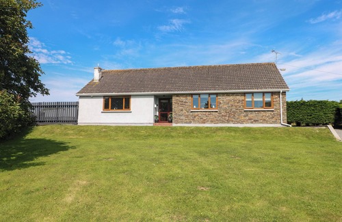Wiseman's Bridge Cottage | OAKLAND COTTAGE, pet friendly, with a garden in Saundersfoot
