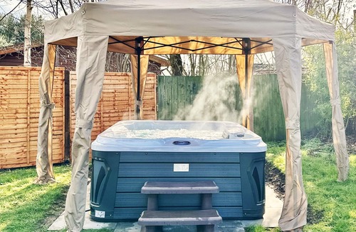 Wilberfoss Cottage | Oakland Lodge with free hot tub