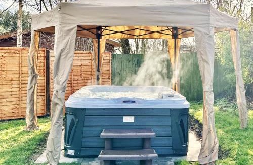 Wilberfoss Apartment | Oakland Lodge with Hot Tub and free parking