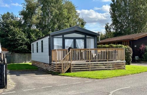 Wilberfoss Apartment | Oakland Lodge with Hot Tub and free parking