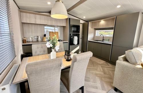 Wilberfoss Apartment | Oakland Lodge with Hot Tub and free parking