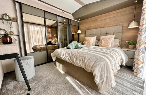 Wilberfoss Apartment | Oakland Lodge with Hot Tub and free parking