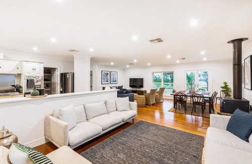 Mount Frome House | Oaklands Estate -stylish, pet friendly home on 10 acres with pool, spa, firepit.
