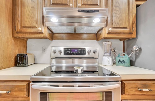 Vernon House | Oaklawn Retreat -4BR -Sleeps 8