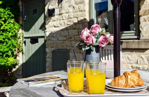 Cirencester House | Oakleigh Cottage - lakes, spa, pools, sports, nature reserve